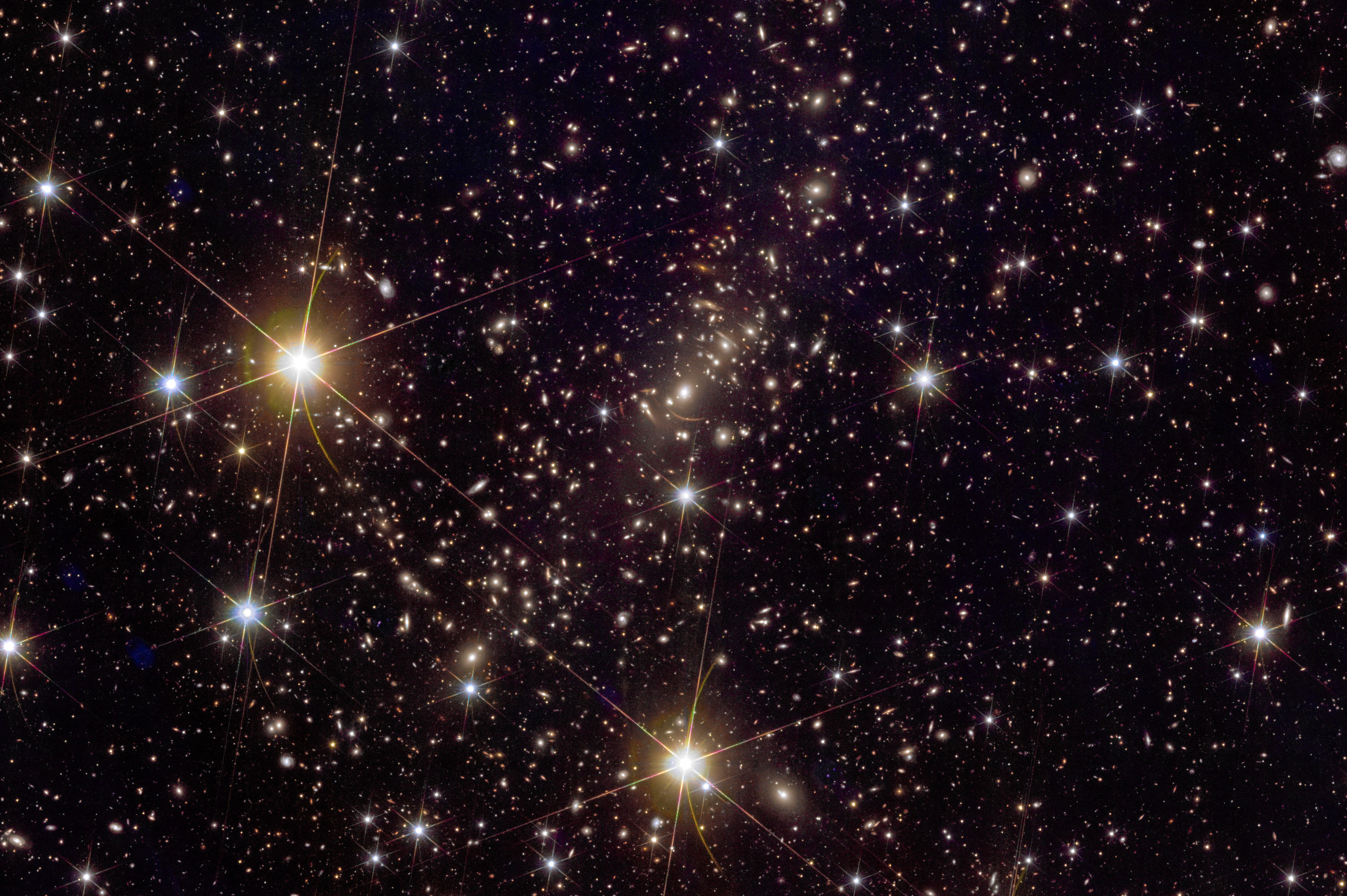 Euclids Bild des Galaxienhaufens Abell 2390 zeigt mehr als 50.000 Galaxien und eine wunderschöne Darstellung der Gravitationslinsenbildung